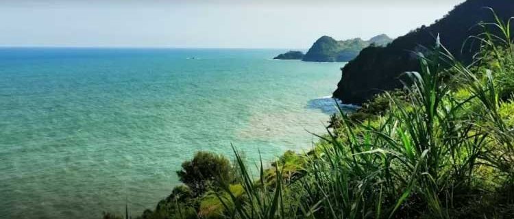 A glimpse of Karang Bolong Beach, one of the interesting beach attractions in Kebumen
