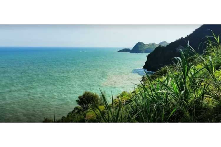 A glimpse of Karang Bolong Beach, one of the interesting beach attractions in Kebumen