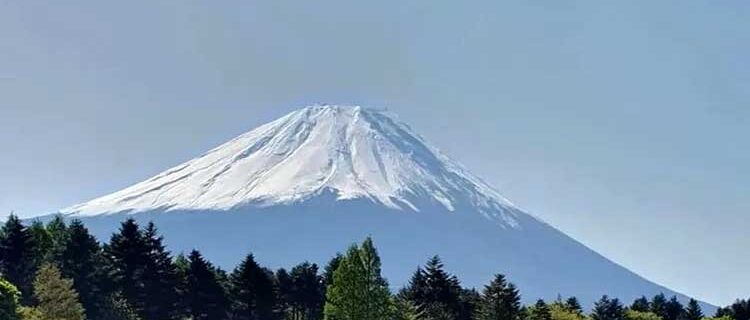 The beauty of Mount Fuji, which is considered sacred in Japan, is covered in snow almost all year round