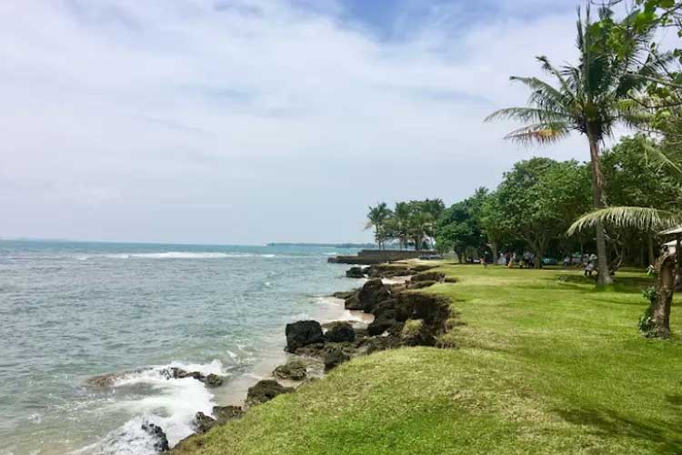 Dive into the beauty of Cibeureum Beach, Banten, comfortable for children to play and stunning views