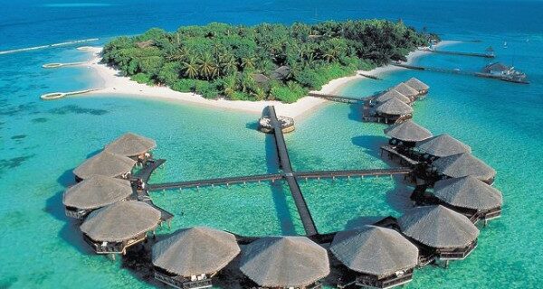Pantai Paling Indah di Indonesia yang Gak Kalah Indah dari Maldives