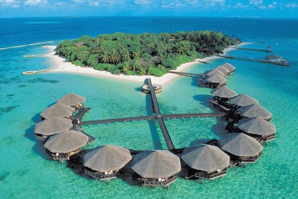 Pantai Paling Indah di Indonesia yang Gak Kalah Indah dari Maldives