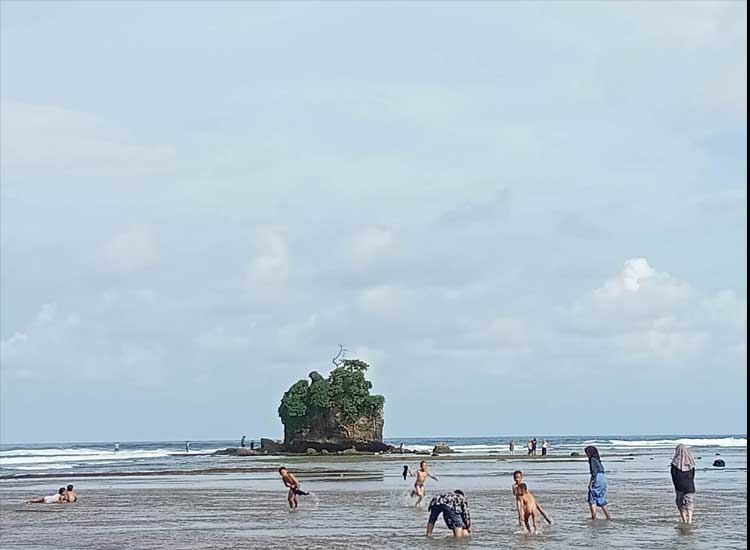 The charm of Way Hawang Kaur Beach Tourism Still Attracts Visitors