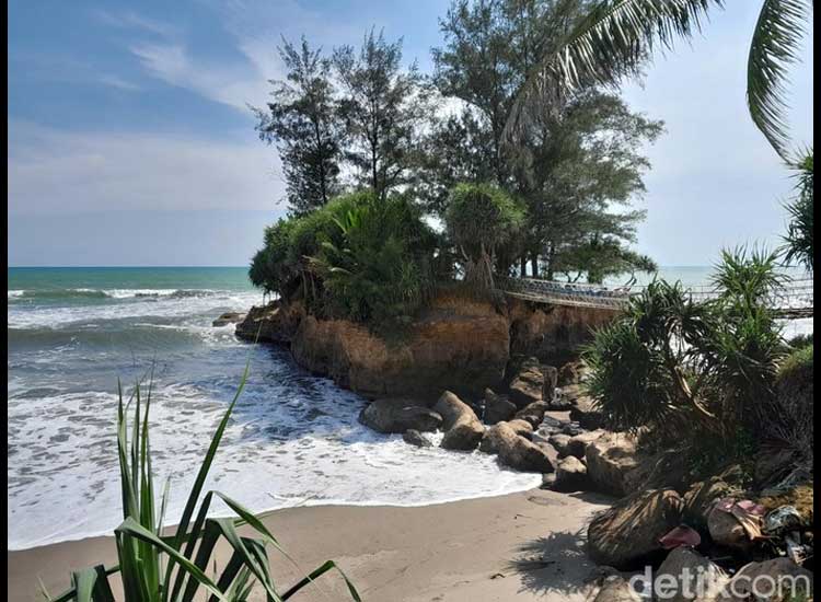 The charm of the Holy River, a beach in Bengkulu that is similar to Tanah Lot, Bali