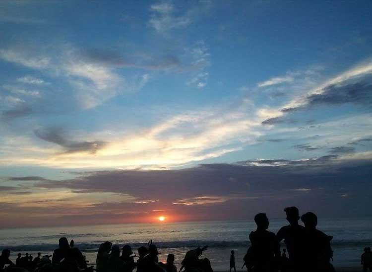 Enjoy the beauty of Berkas Bengkulu Beach in the afternoon