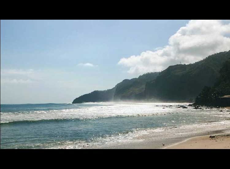 See the beauty of Pintu Kota Beach with its unique coral cliffs