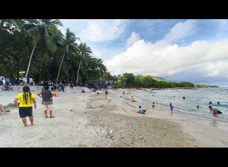 Hundreds of Tourists Crowded Santai Beach, Visitors: The Ocean View is Very Beautiful