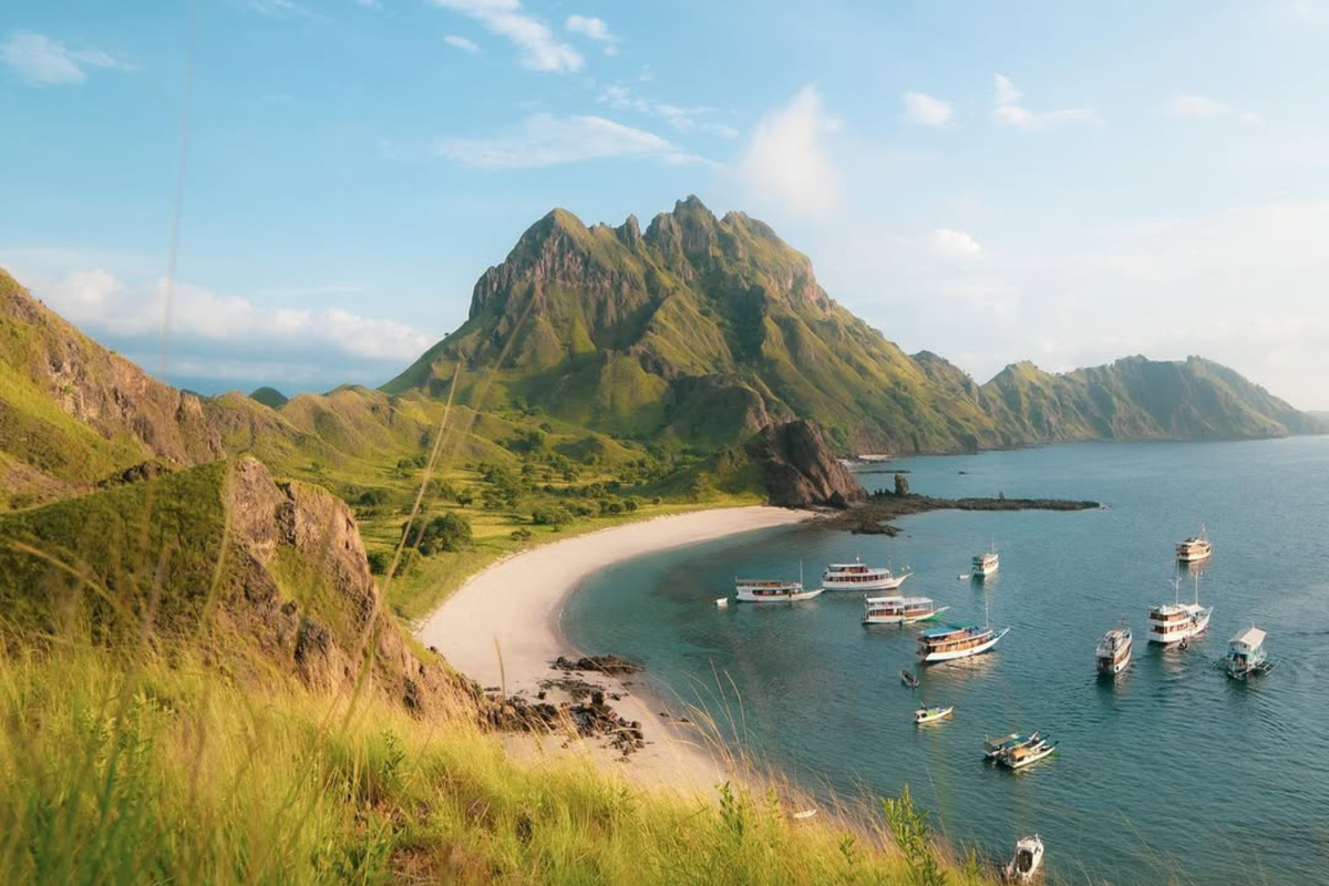 Labuan Bajo, yang terletak di Indonesia Timur, menawarkan pengalaman liburan yang tak terlupakan dengan keindahan alam yang luar biasa.